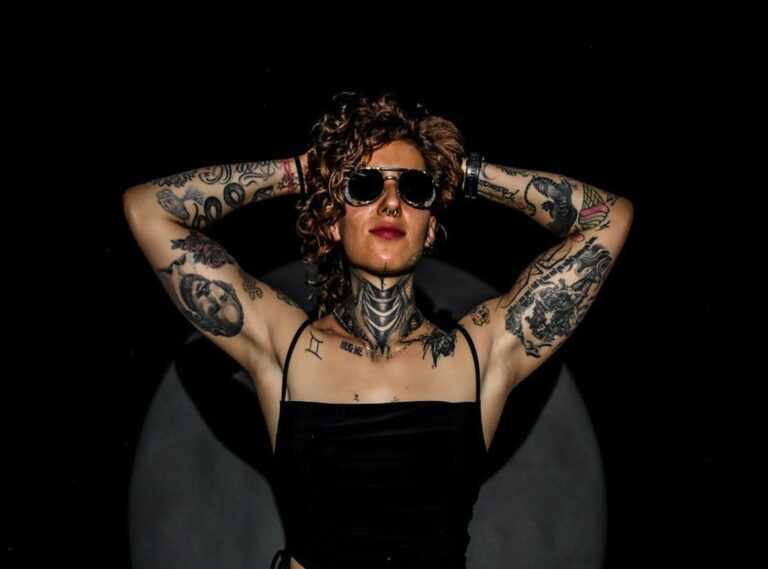 cuello tatuajes de laureles en el pecho